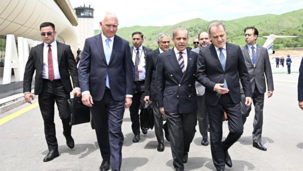 Şahbaz Şərifin təyyarəsi Laçın hava limanına endi - FOTO/VİDEO