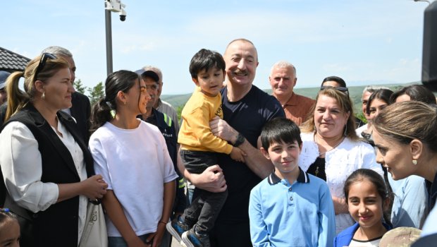 İlham Əliyev Laçın şəhərində sakinlərlə GÖRÜŞDÜ – FOTO