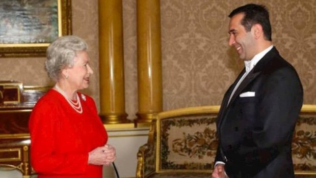 Azərbaycanlı səfiri rahat buraxmayan britaniyalı tibb bacılarının FOTOLARI