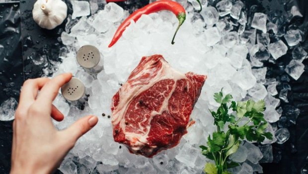 Restoranların SİRRİ &ndash; Bu üsulla ətin buzu 5 dəqiqəyə əriyir