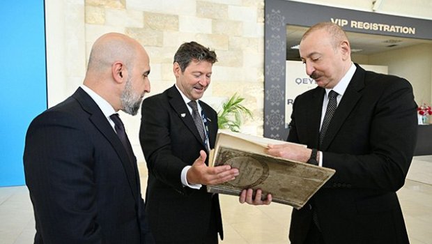 Prezidentə o kitab hədiyyə edildi - FOTO