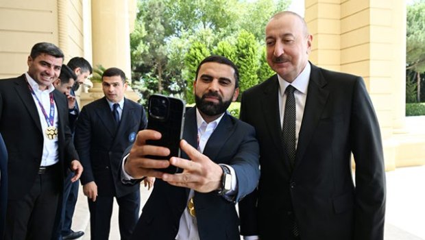 Prezident bütün futbolçularla selfi çəkdirdi – VİDEO