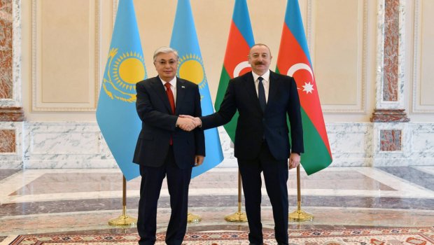 İlham Əliyev Tokayevi təbrik etdi