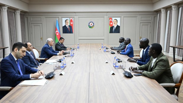 Baş nazir Seneqalın dövlət idarəçiliyi və dövlət xidmətlərində islahatlar naziri ilə görüşüb