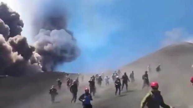 Etna vulkanı yenidən PÜSKÜRDÜ – Turistlər son anda xilas oldular – ANBAAN VİDEO
