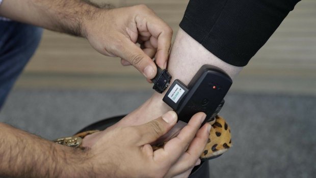 İcra Hakimiyyətinin şöbə müdirinə elektron qolbaq taxıldı