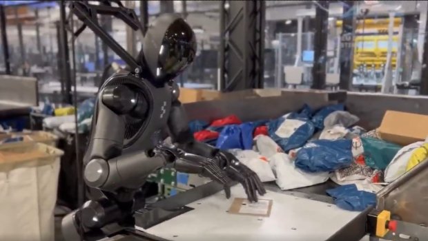 Məşhur avtomobil şirkətinin işçiləri robotlardır - VİDEO