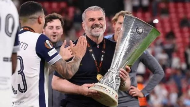 "Tottenhem"in futbolçularından Postekoqlunun qovulmasına ETİRAZ