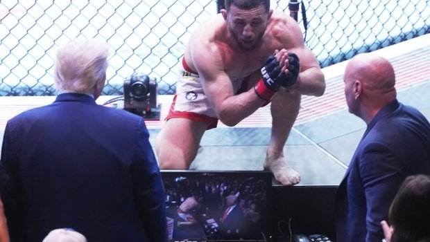 Gürcü UFC döyüşçüsü Trampın qarşısında diz çökdü