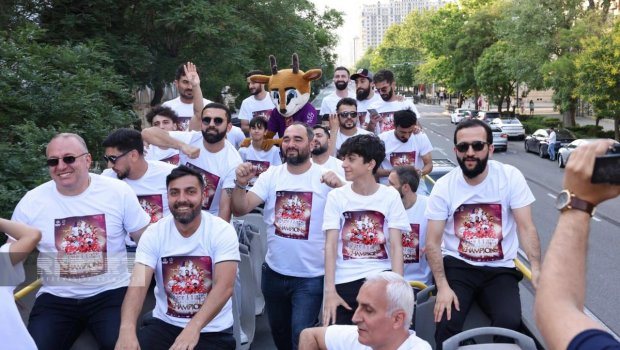 Dünya çempionlarımız Bakı şəhərini gəzdilər - FOTO/VİDEO