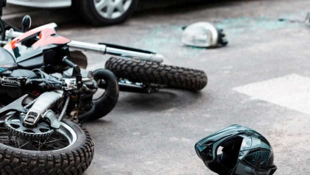 Bakıda motosikletçi qırmızı işıqdan keçərək qəza törətdi