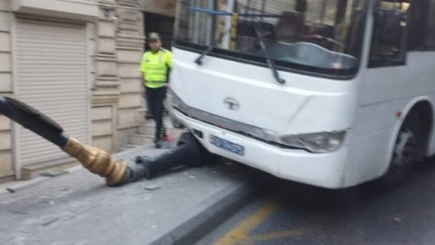 Sumqayıtda sərnişin avtobusu işıq dirəyinə çırpıldı - Yaralılar var