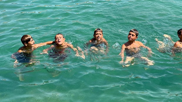Bu göldə çiməndə saç rəngləri dəyişir - FOTO