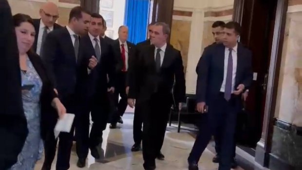 Azərbaycan nümayəndə heyəti Ağ evə yola düşür - VİDEO