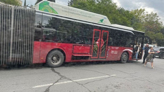 "28 May" metrostansiyasının yaxınlığında "BakuBus"un 2 avtobusu toqquşdu - VİDEO