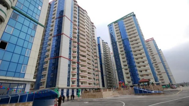17 yaşlı qız 10-cu mərtəbədən düşdü