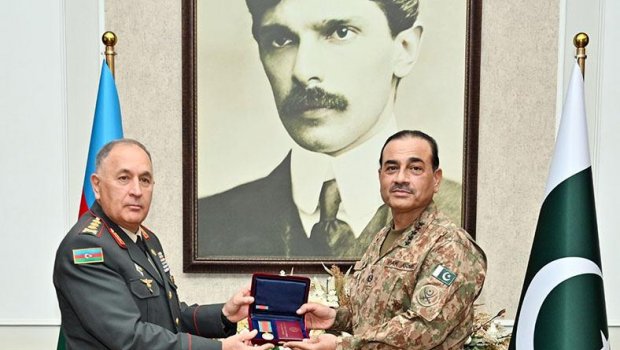 Pakistanın Quru Qoşunları komandanına Azərbaycanın hərbi medalı təqdim edildi - FOTO