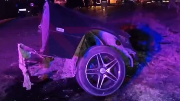 “Mercedes” 2 yerə bölündü - Axşamkı qəzanın VİDEOSU