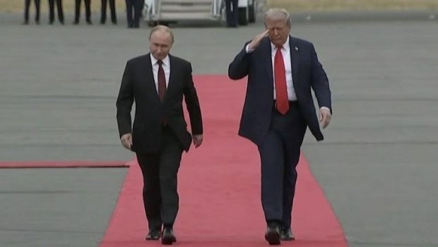 Putin ona Ukrayna ilə bağlı verilən sualı eşitməzliyə vurdu - VİDEO