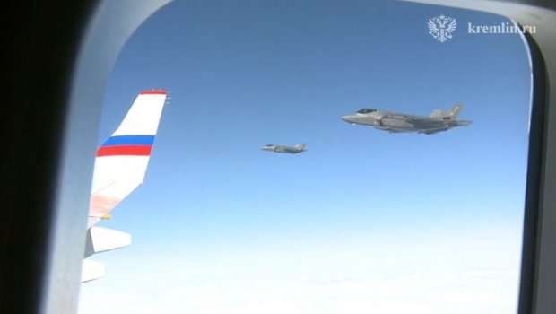 F-22 qırıcıları Putinin təyyarəsini müşayiət etdi – VİDEO