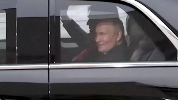 Putindən əvvəl Trampın limuzininə yalnız bu iki lider minib