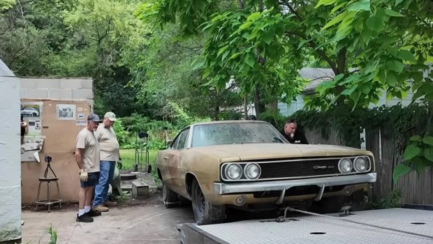 53 ildir sürülmür: ABŞ-də köhnə anbarda 200 min dollarlıq avtomobil tapıldı – FOTO