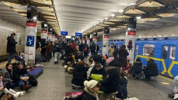 Kiyevdə rus dronlarının hücumu səbəbindən sakinlər metro stansiyalarına sığındılar - VİDEO