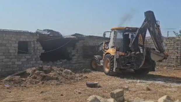 Bakıda qanunsuz tikili söküldü - VİDEO