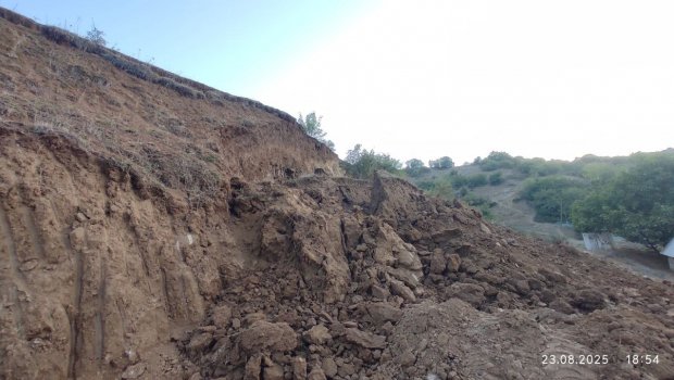 Lerikdə torpaq sürüşməsi BAŞ VERDİ: Yaşayış evi təhlükə altındadır - FOTO