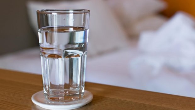 Yeməkdən əvvəl bir stəkan su içməyin orqanizmə təsiri - Həkim açıqladı