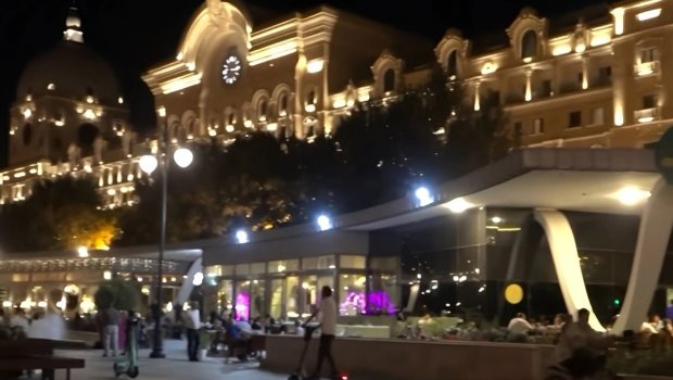 "Qış parkı"ndakı məşhur restorandan NARAZILIQ: "Hərəkət etmək olmur" - VİDEO