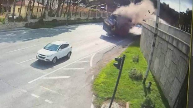 “KamAZ”ın maşının üstünə aşdığı an – FOTO