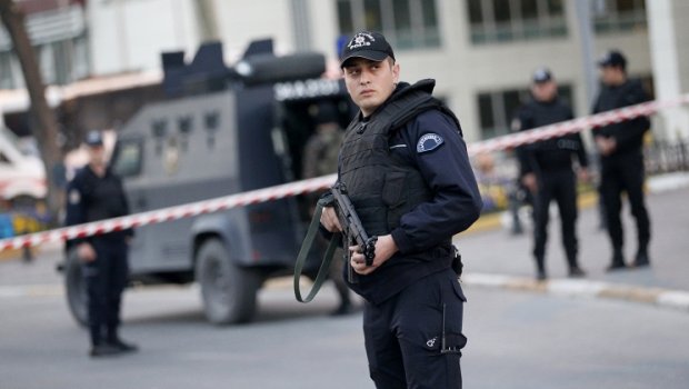 İzmirdə 16 yaşlı şəxs tüfənglə polisləri güllələdi – 2 ölü, 1 yaralı var - VİDEO