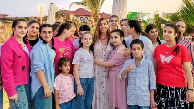 Arzu Əliyeva sosial qayğıya ehtiyacı olan uşaqlarla "Sea Breeze"də - VİDEO