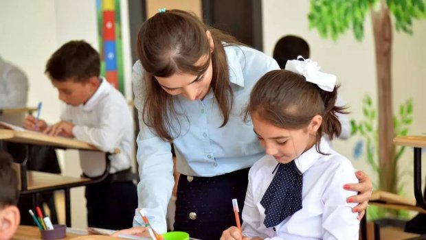 Bakıda müəllimlər bu qədər maaş alırlar – Rəsmi