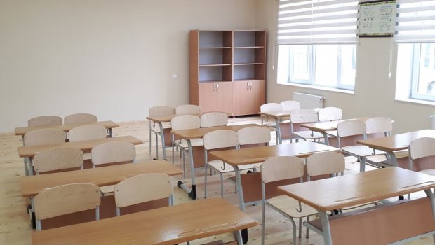 Məktəbdə işləmək istəyən ingilis dili müəllimindən 10 min manat ALDILAR