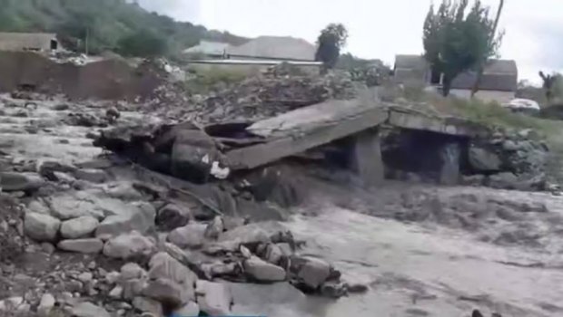 Balakəndə sel suları körpünü dağıtdı - VİDEO