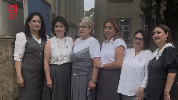 67 nömrəli məktəbdə ÜZÜCÜ ANLAR – Direktoru Bilik Günündə göz yaşları ilə yola saldılar – FOTO