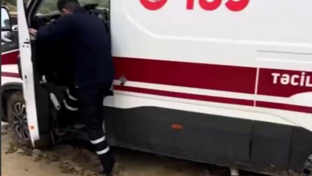 Çağırışa gedən təcili yardım maşını palçığa batdı - Video