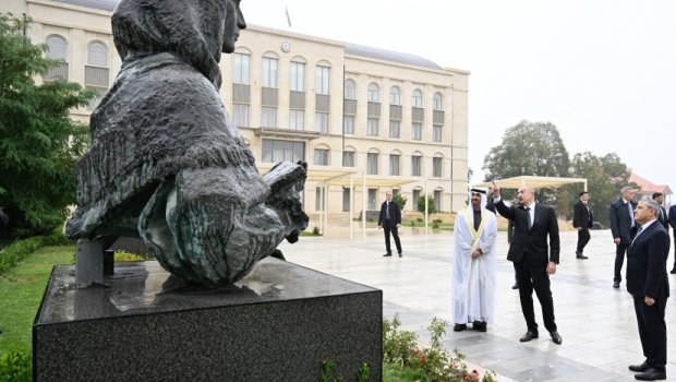 Prezidentlər Şuşada güllələnmiş heykəllərə baxdılar – FOTO