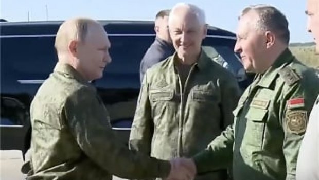 Putin müharibə başlayandan ilk dəfə HƏRBİ GEYİMDƏ - VİDEO