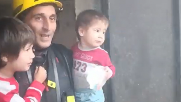 Sumqayıtda yaşayış binasında yanğın oldu, 8 nəfər təxliyə edildi - VİDEO