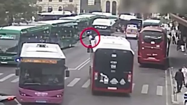 “28 May”da avtobusun qadını vurmasının ANBAAN VİDEOSU