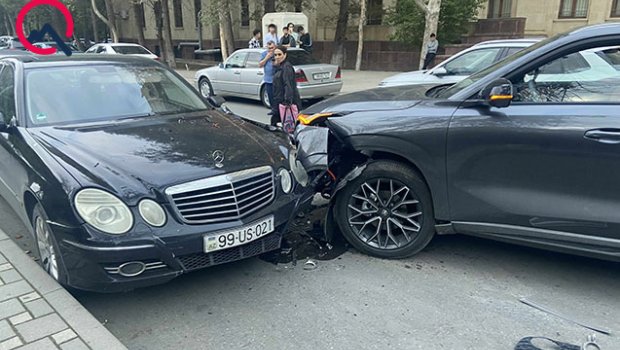 AMEA-nın həyətində zəncirvari qəza - FOTO