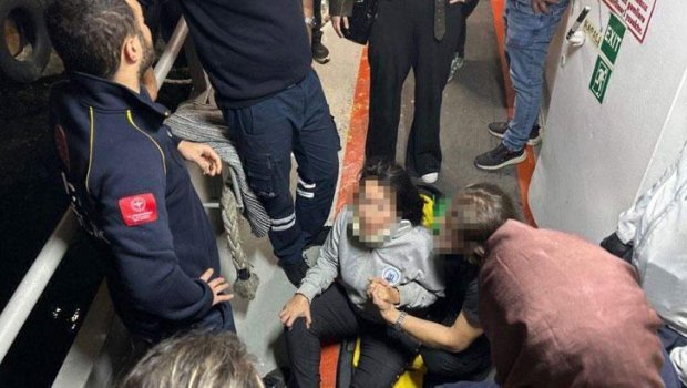 İstanbul boğazında DƏHŞƏT:Yük gəmisi qayıqla toqquşdu, yaralılar var - VİDEO