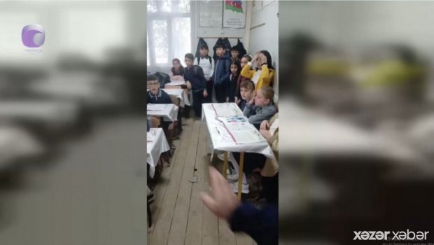 Bu məktəbdə şagirdlər dərsi ayaqüstə öyrənirlər - Oturmağa yer yoxdur - VİDEO