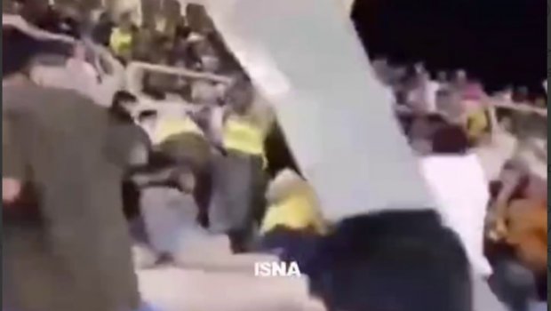 Stadionun damından qopan parça azarkeşin başına düşdü – ANBAAN VİDEO