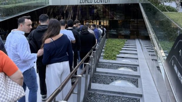 “iPhone 17” almaq üçün mağazanın önündə gecədən növbə tutdular – FOTO