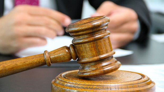 Anasının dolabda gizlənən tanışını bıçaqlayan gəncə HÖKM OXUNDU