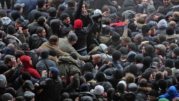 Filippində kütləvi etirazlar: 93 polis yaralandı - VİDEO